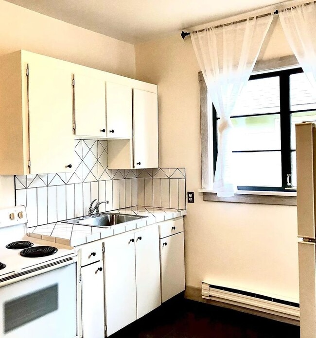 Building Photo - ar1031 Unit 3