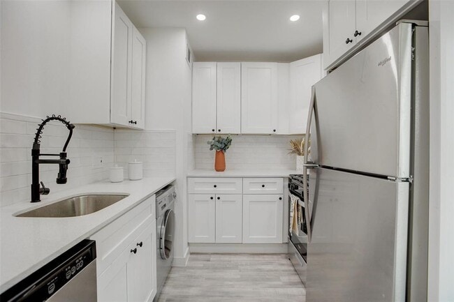 Building Photo - 1200 E 52nd St Unit 105 Rental