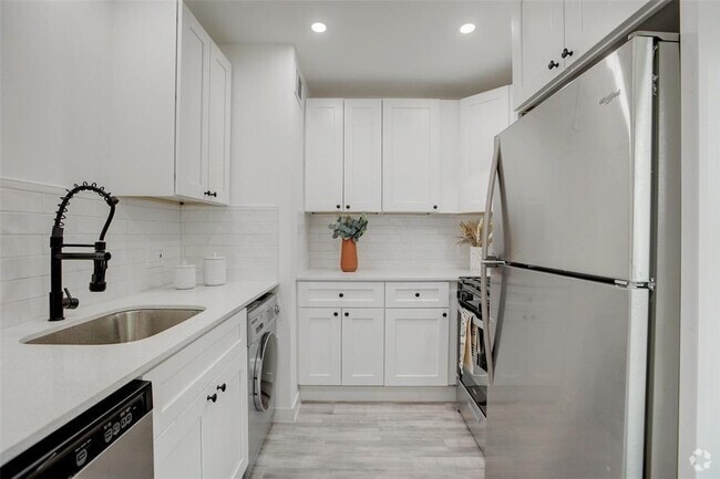 Building Photo - 1200 E 52nd St Unit 105 Rental