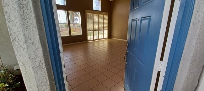 Photo - Bright And Airy End Unit In Gated Sanderli...