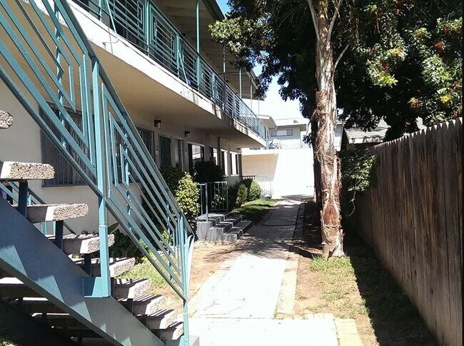 Photo - 633 E. 99th St.