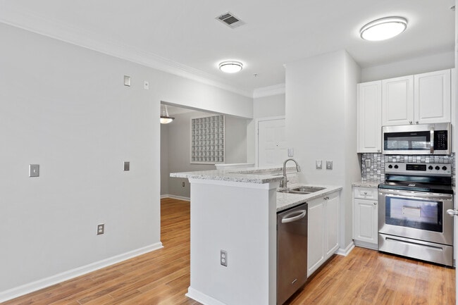 Vista de la cocina y el comedor - 10 Perimeter Summit Blvd NE Unidad 4144