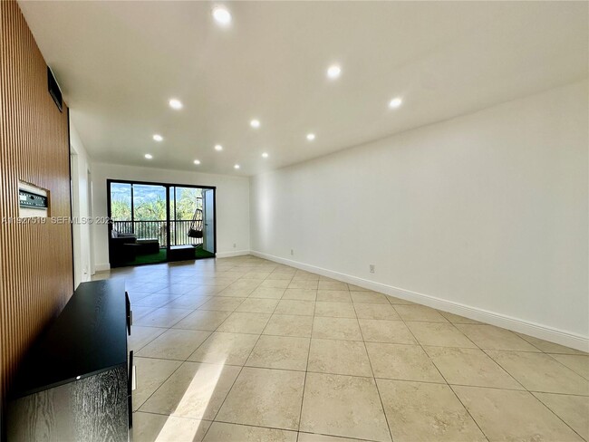 Building Photo - 3470 Foxcroft Rd Unit 308