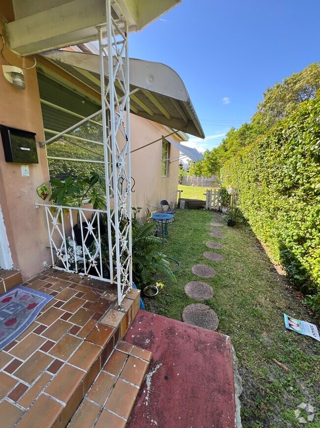 Building Photo - 3633 SW 26th Ter Rental