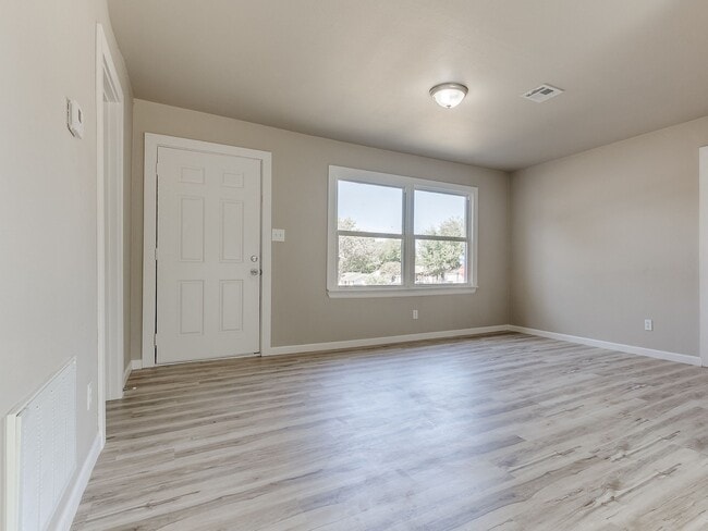 1116 Hickory Ln