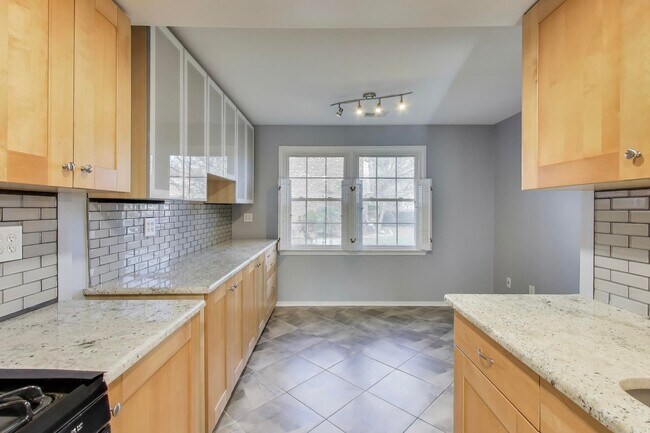 Photo - Nicely Remodeled 3 bed / 3.5 BATH's - 3 level brick TH in sought after Columbia on a premium lot