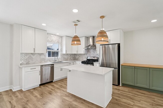 Photo - 822 Avenue of Oaks St