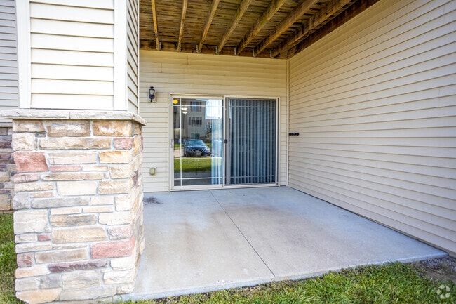 2BR, 1BA - 925 SF