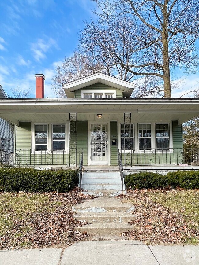 Building Photo - Charming 3 Bedroom House