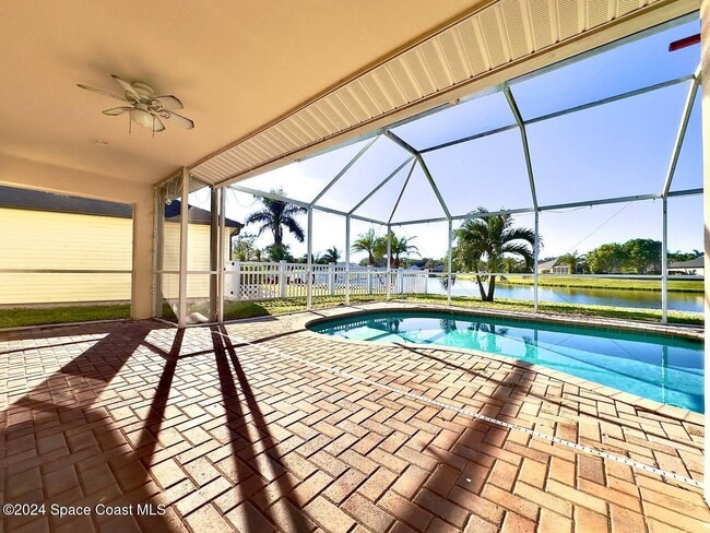 Photo - 565 Limerick Dr