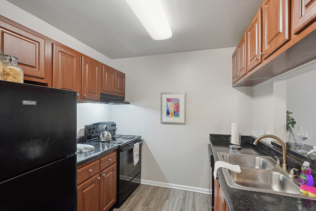 Kitchen - Lake Forest Apartments