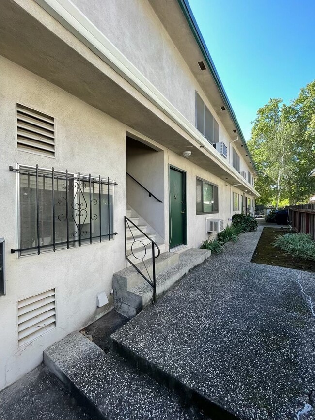 Photo - 2253 2nd Ave