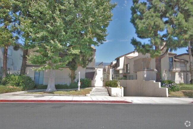 Building Photo - 746 N Eucalyptus Ave Rental