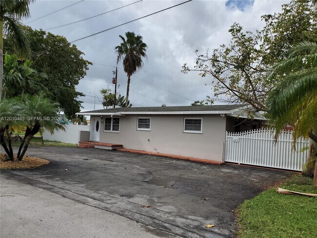 Photo - 690 SW 120th Ave
