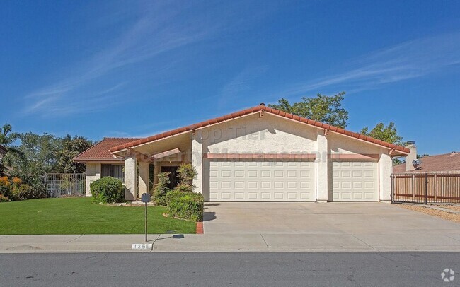 Building Photo - Spacious 3 bed, 2 bath Single-Level Home w...