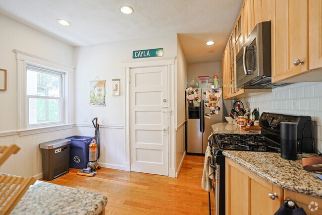 2BR, 1BA - 1,034SF - Kitchen - 292 Boston Ave