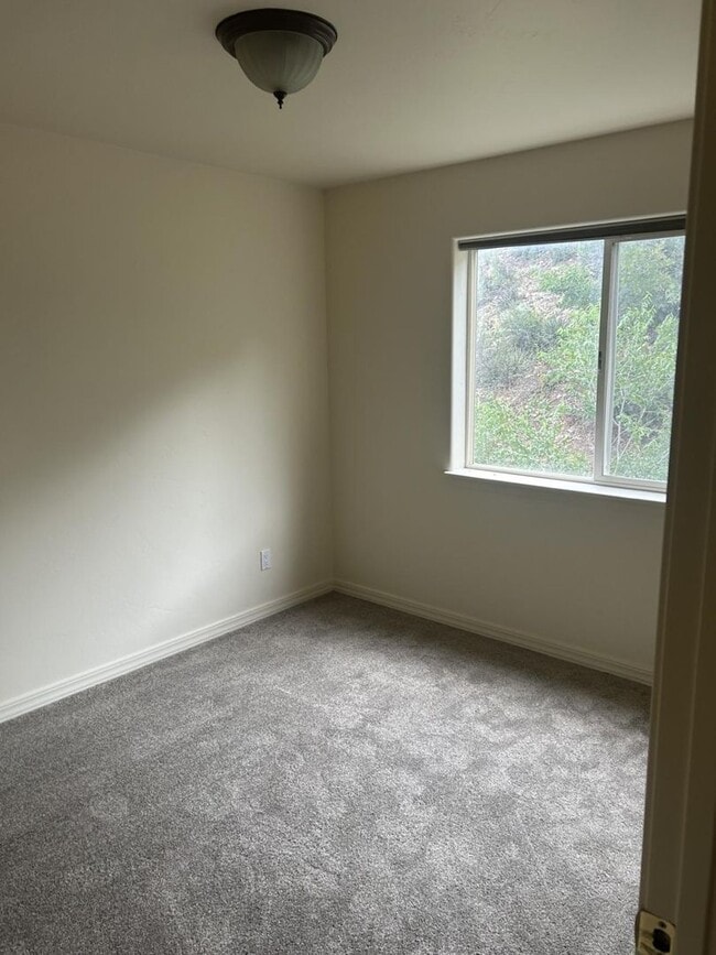 Building Photo - Charming 3-Bedroom, 2-Bath Townhouse Near ...