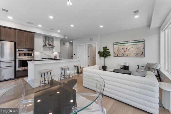 Photo - 635 Slaters Ln Unit 306