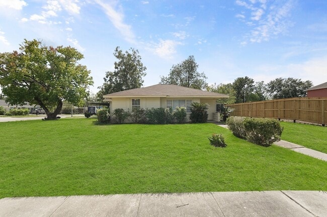 Building Photo - 5966 Doulton Dr