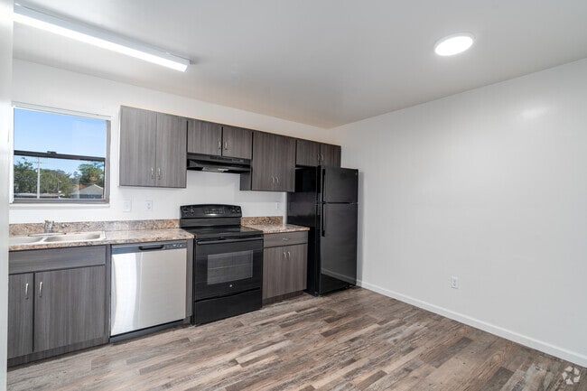 2BR , 1,5BA - 877 SF - Regents Park