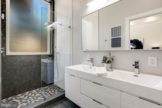 Photo - 1420 N Capitol St NW Unidad 102