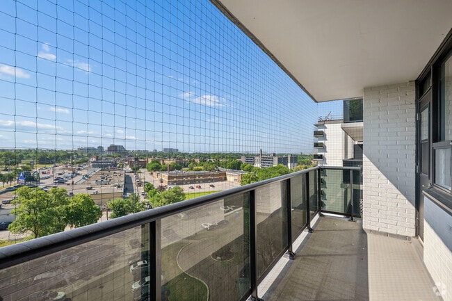 1BR, 1BA - 694SF - Balcony
