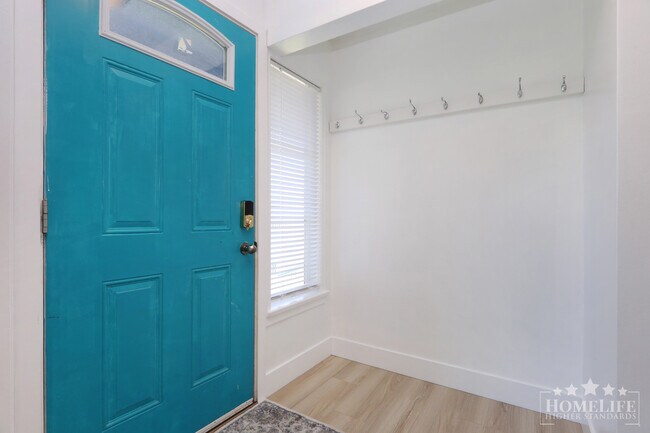 Photo - Charming & Spacious 4-Bedroom Character Ho... Unit House