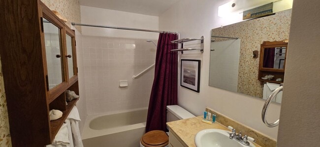 Photo - Enjoy coastal living in this fully furnished 1-bedroom, 1-bath condo in Pacific Beach, San Diego Unit 122