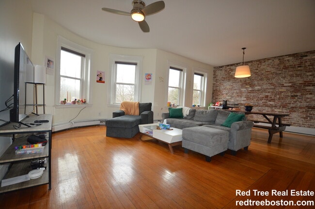 Building Photo - 256 Aspinwall Ave Unit 3