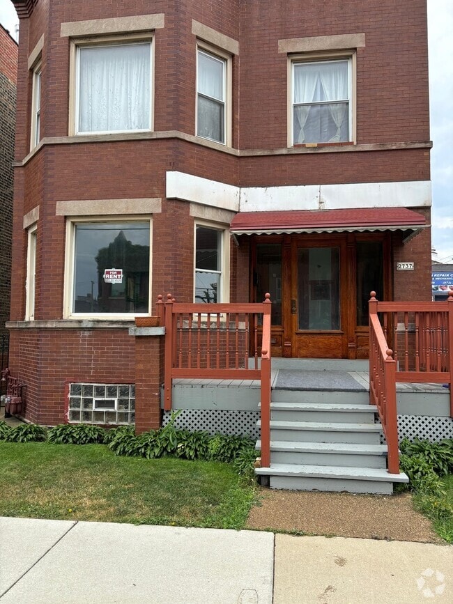 Building Photo - 2737 W Belmont Ave Rental