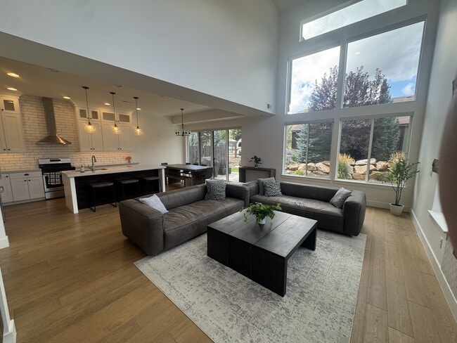 Photo - 1137 520 W