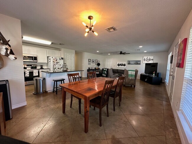 Photo - Spacious 4/4 House with Yard in the Baylor...