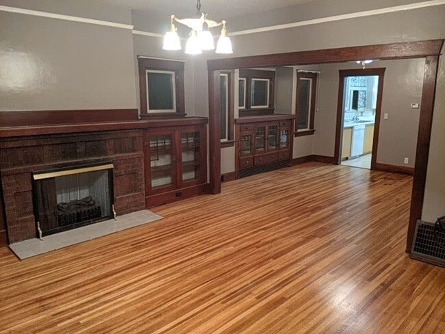 Photo - 4 Bedroom 2 Bath Pet-Friendly Normal Hill House