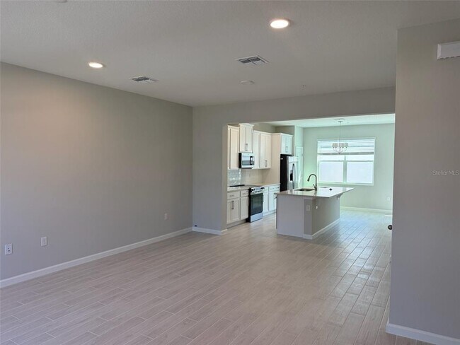 Photo - 611 Pothos St