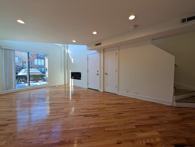 Photo - 932 W Grace St