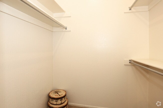1BR, 1BA - Kisa 700 SF