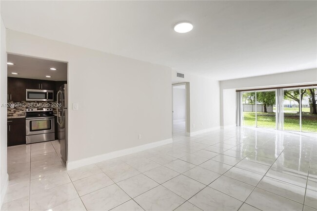 Building Photo - 9180 Fontainebleau Blvd Unit 103