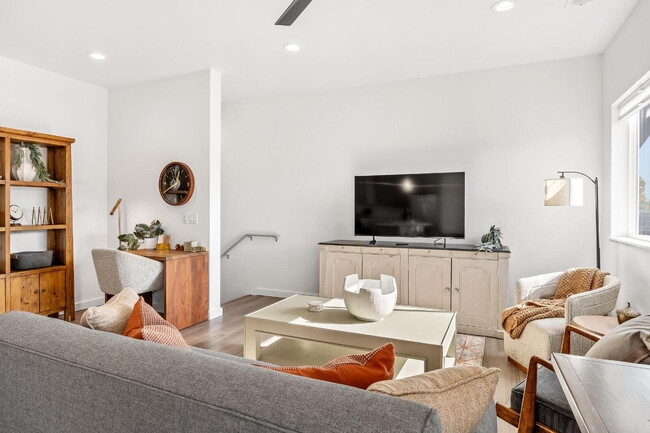 Photo - Modern 2-Bed Townhouse... Ideal for Professionals or Travelers