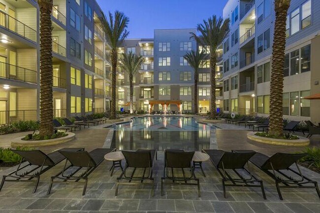 Photo - 70 E Briar Hollow Ln Unit b4