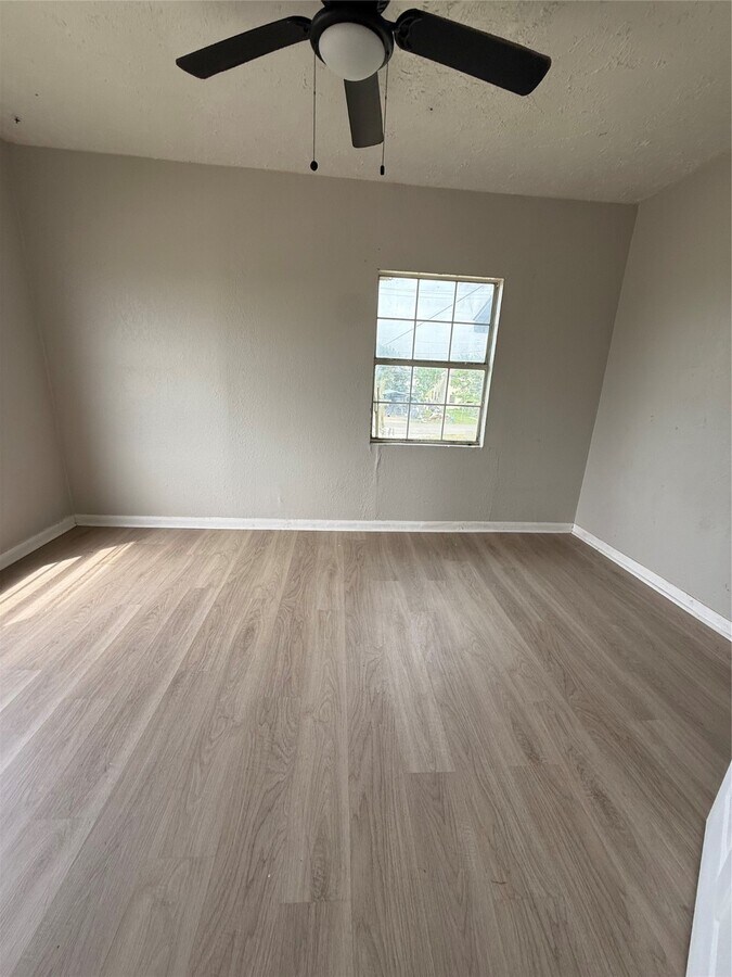 Photo - 126 W 6th St