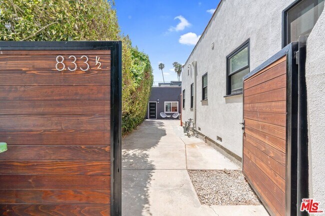 Photo - 833 1/2 North June St-