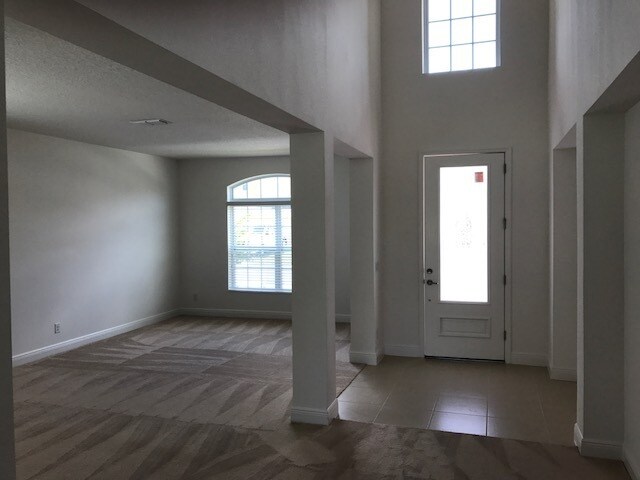 HUGE 5 BEDS TWO STORY!!! CLOSE TO HIGHWAYS... - HUGE 5 BEDS TWO STORY!!! CLOSE TO HIGHWAYS...