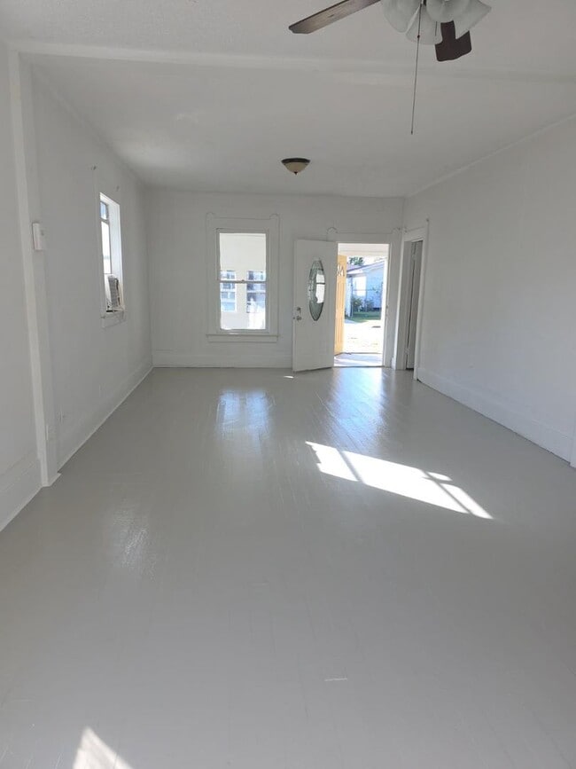 Photo - 3327 Procter St