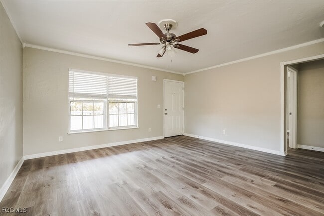 Photo - 5009 2nd St W