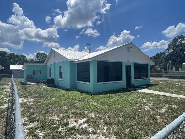 Building Photo - 2401 Everett St
