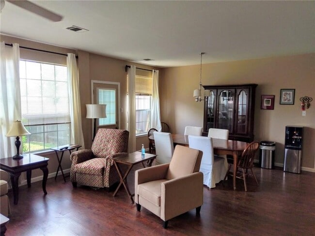 Photo - 1041 Disraeli Cir
