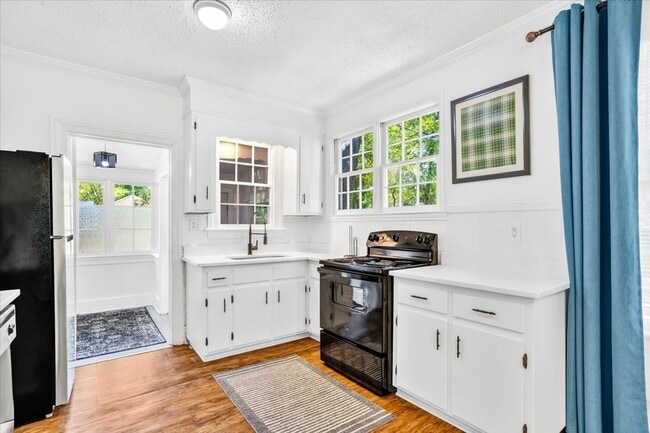 Photo - Historic Cottage Near Memorial Hospital & Savannah State – Unfurnished Long-Term Rental