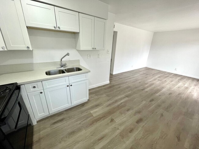 Photo - 3351 Brussels St Unit 04