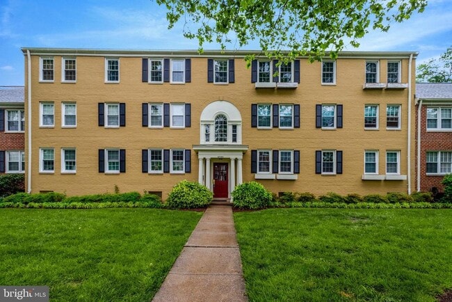Photo - 6726 W Wakefield Dr Apartment Unit A2