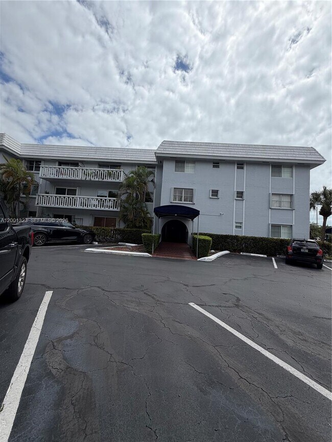 Building Photo - 100 Edgewater Dr Unit 127